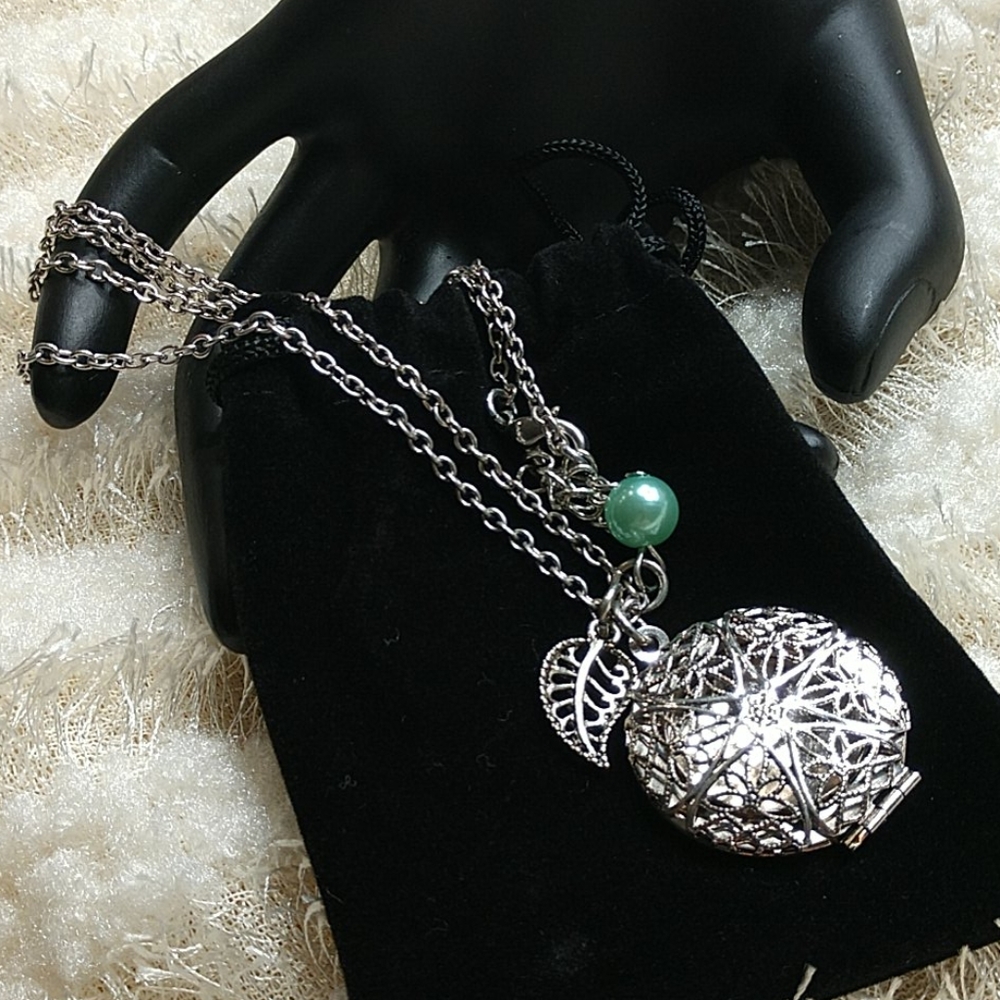 NEW Locket Necklace Aroma Oil Diffuser Leaf Charm Filigree Pendant Silvertone